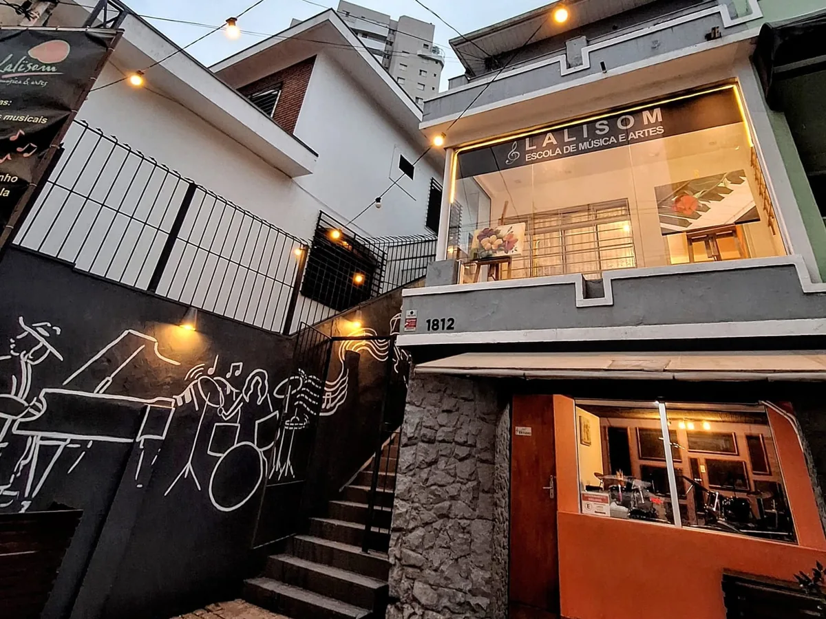 Fachada da Lalisom Música e Artes na Rua Santa Cruz