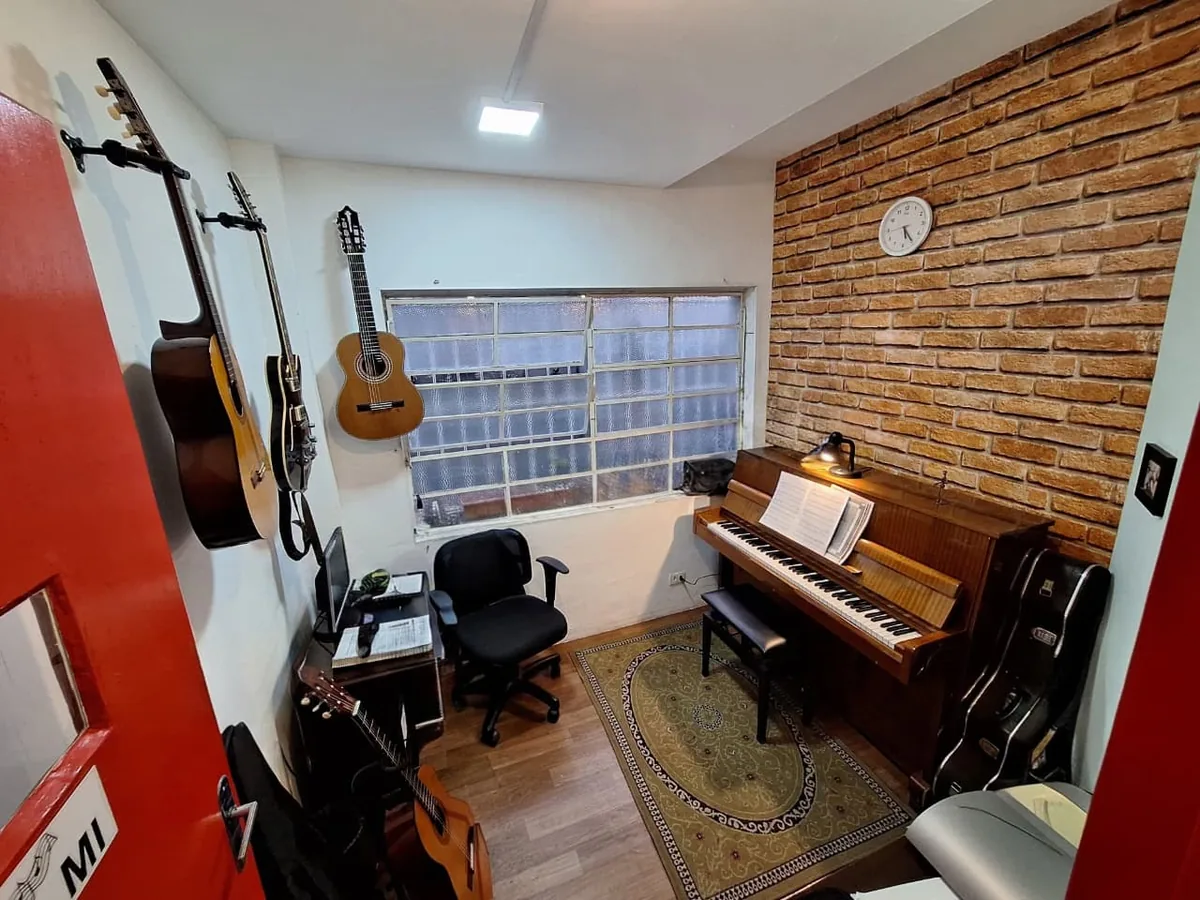 Sala de aula da Lalisom com instrumentos